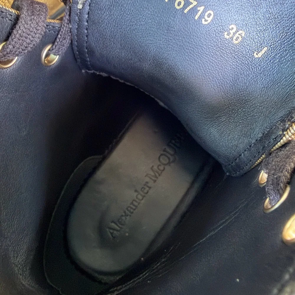 Alexander McQueen Gold and Black Textured Boots - Picture 6 of 7